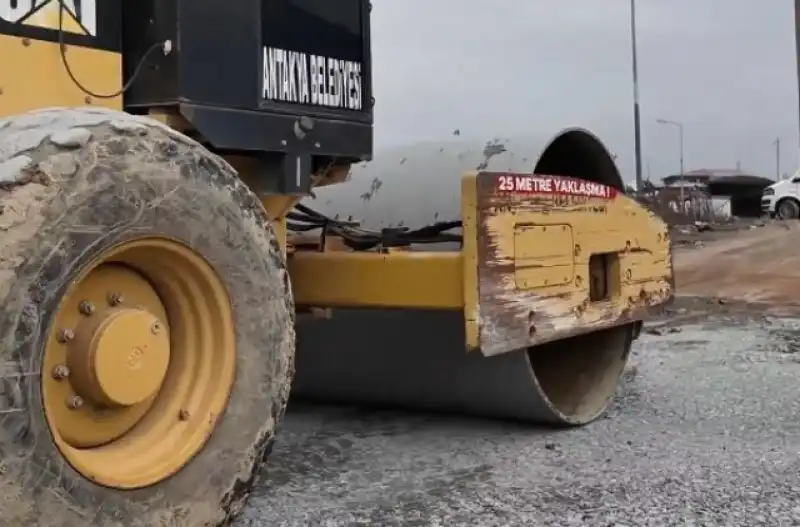 Antakya’da Yağmur Sonrası Yol Onarım çalışmaları Devam 