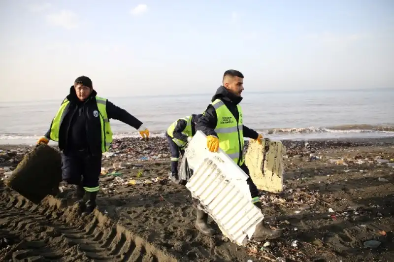 Yağmur Sonrası Dörtyol Sahilinde Biriken Atıklar Temizlendi