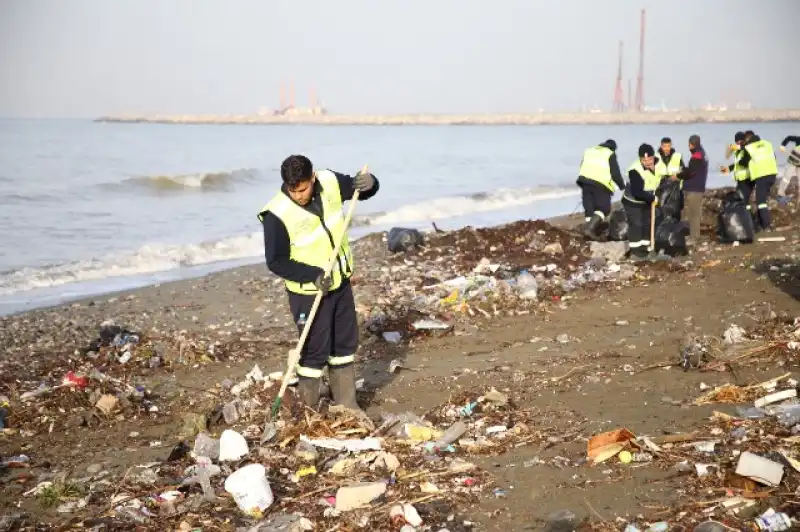Yağmur Sonrası Dörtyol Sahilinde Biriken Atıklar Temizlendi