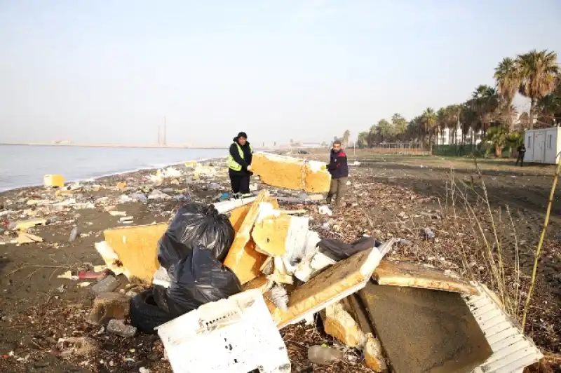 Yağmur Sonrası Dörtyol Sahilinde Biriken Atıklar Temizlendi