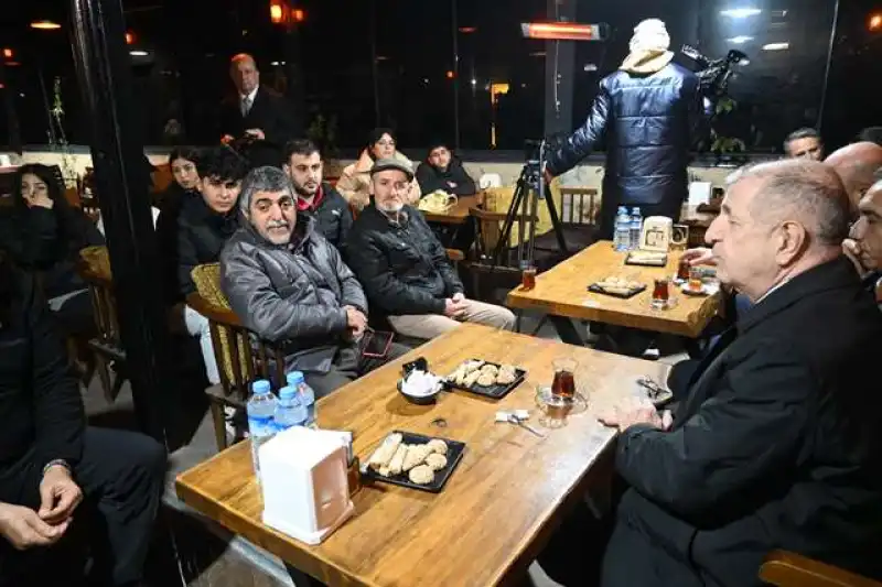 Özdağ Hatay Defne’de Depremzede Vatandaşlarla Bir Araya Geldi