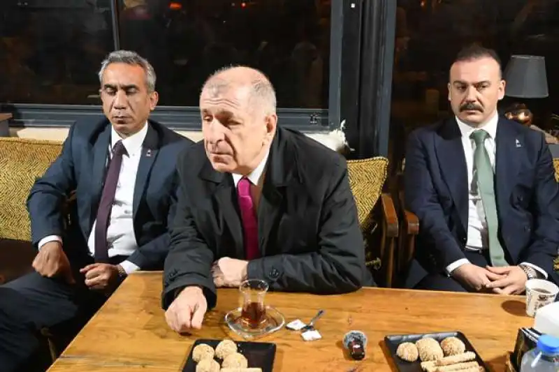 Özdağ Hatay Defne’de Depremzede Vatandaşlarla Bir Araya Geldi