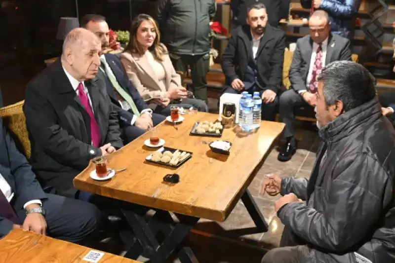 Özdağ Hatay Defne’de Depremzede Vatandaşlarla Bir Araya Geldi