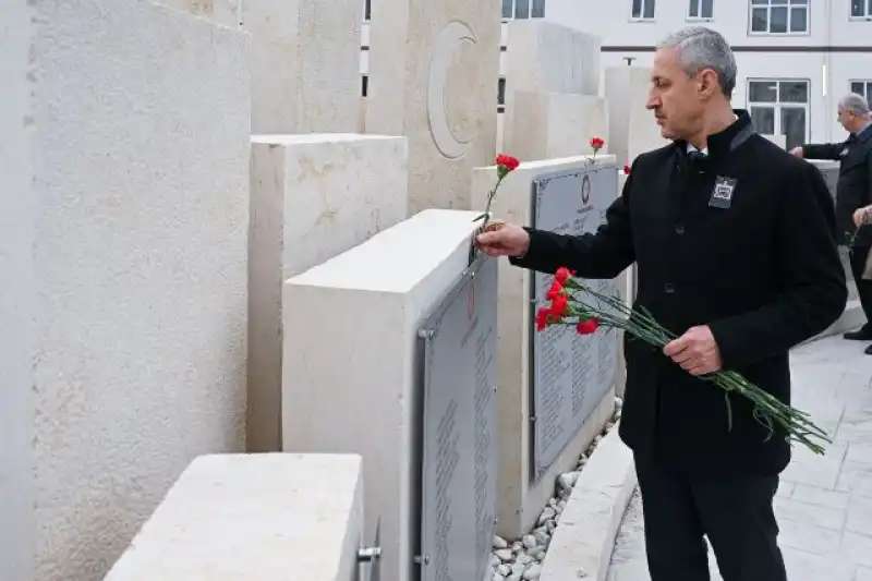 Hatay Mustafa Kemal Üniversitesi Deprem Şehitlerini Andı