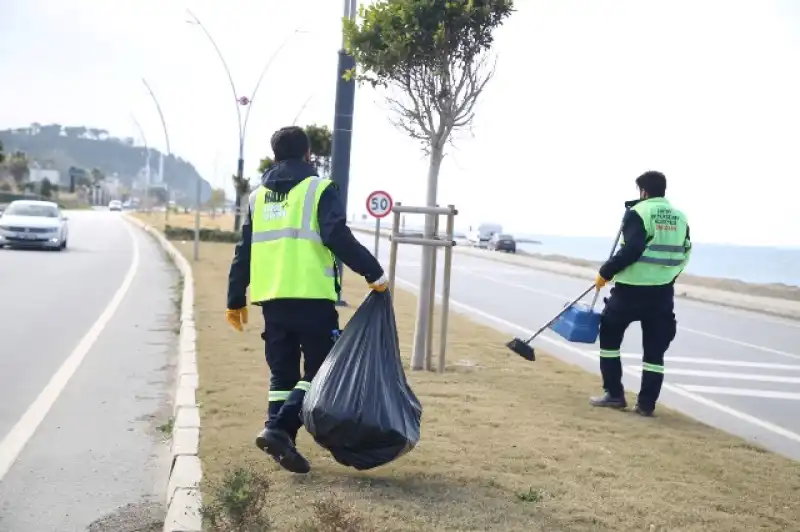 İSKENDERUN-ARSUZ ÇEVRE YOLU TEMİZLENDİ