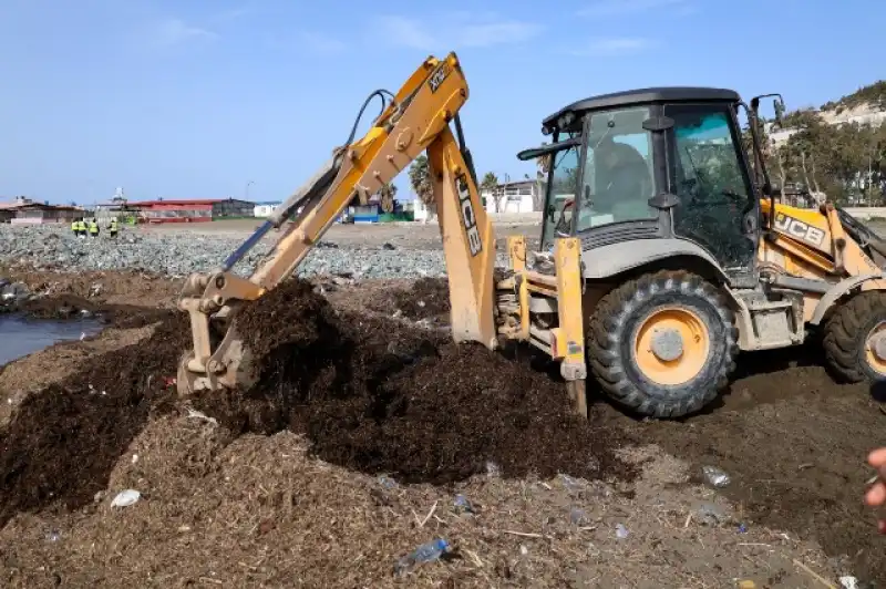 Hatay Büyükşehirden Sahil şeridinde Kış Temizliği