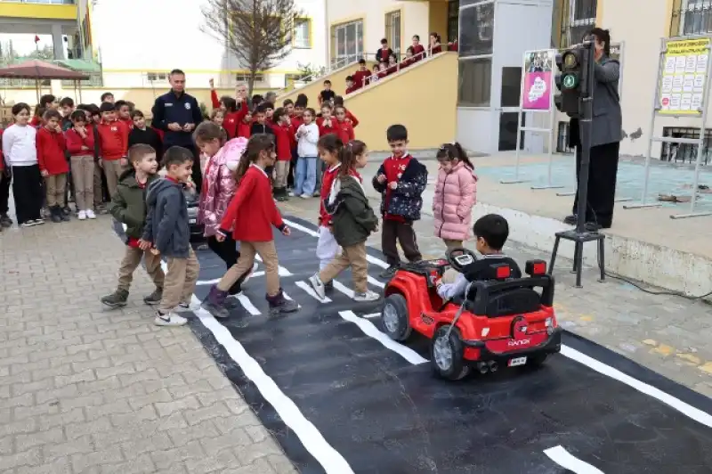 HBB ÇOCUKLARA TRAFİK BİLİNCİNİ AŞILIYOR