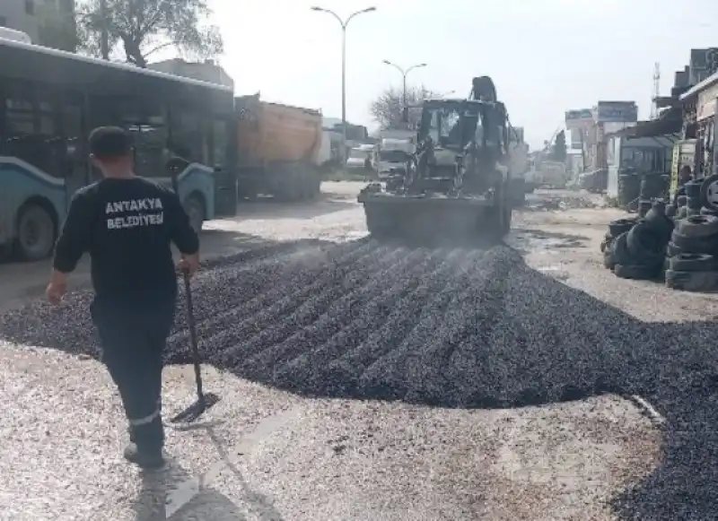 Antakya’da Yol Onarım çalışmaları Sürüyor