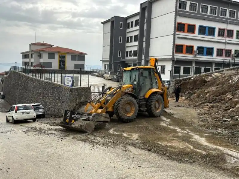 HBB’DEN OKUL ÖNÜNDEKİ ÇAMUR SORUNUNA HIZLI MÜDAHALE