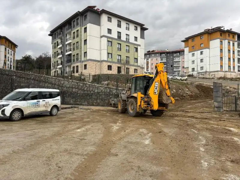 HBB’DEN OKUL ÖNÜNDEKİ ÇAMUR SORUNUNA HIZLI MÜDAHALE