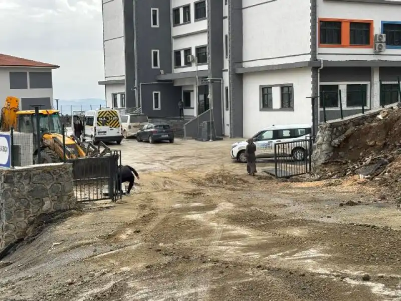 HBB’DEN OKUL ÖNÜNDEKİ ÇAMUR SORUNUNA HIZLI MÜDAHALE