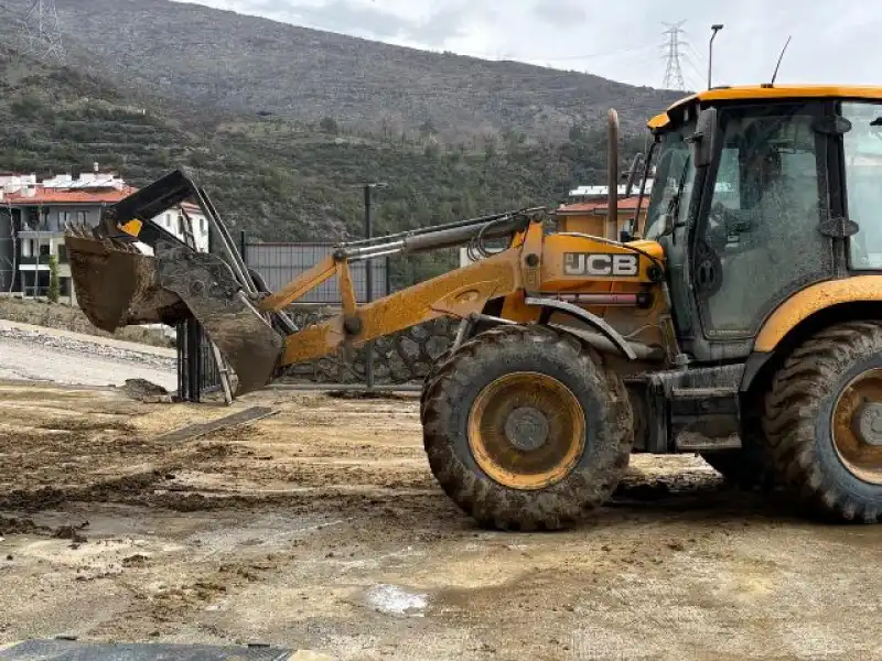 HBB’DEN OKUL ÖNÜNDEKİ ÇAMUR SORUNUNA HIZLI MÜDAHALE