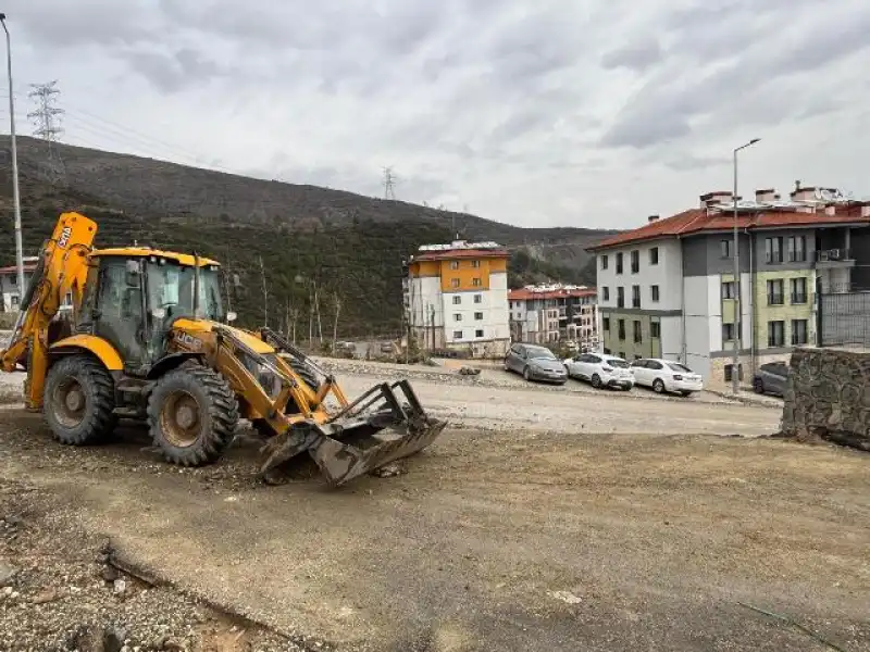 HBB’DEN OKUL ÖNÜNDEKİ ÇAMUR SORUNUNA HIZLI MÜDAHALE