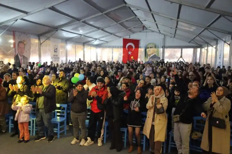 Ünlü Oyuncu Küçükayvaz Ve Ekibi Hatay’da Sahne Aldı