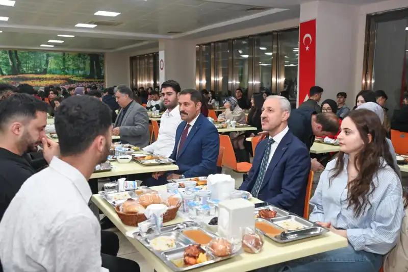Vali Masatlı Ve HMKÜ Rektörü Eren Öğrencilerle İftar Sofrasında Buluştu
