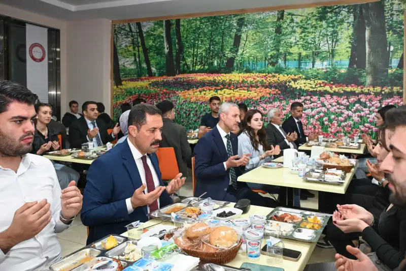 Vali Masatlı Ve HMKÜ Rektörü Eren Öğrencilerle İftar Sofrasında Buluştu