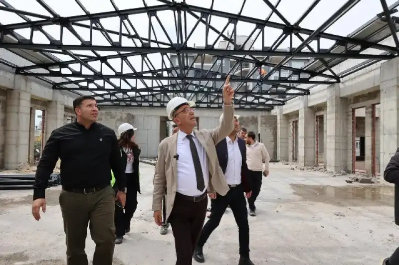 Başkan Yapar, Akasya Mahallesi’nde Yapımı Devam Eden Sosyal Tesisi Inceledi