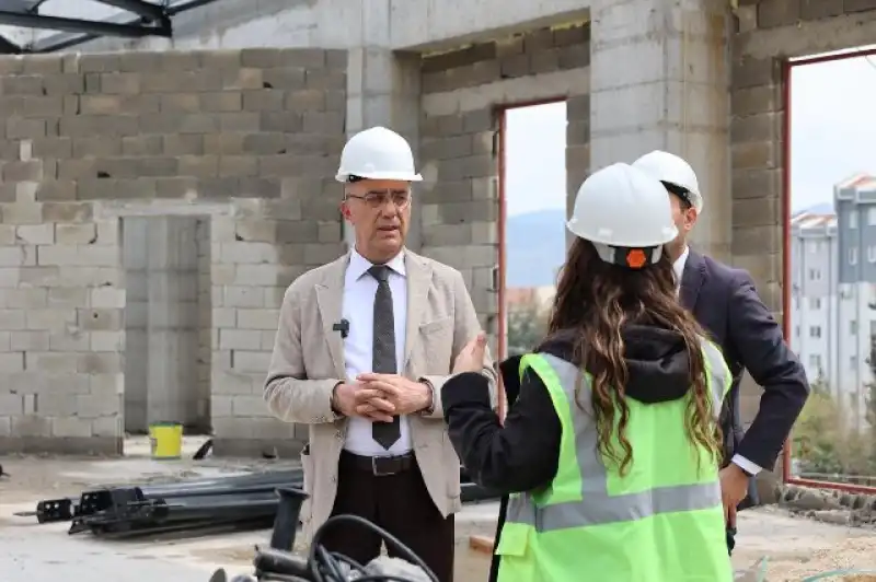 Başkan Yapar, Akasya Mahallesi’nde Yapımı Devam Eden Sosyal Tesisi Inceledi