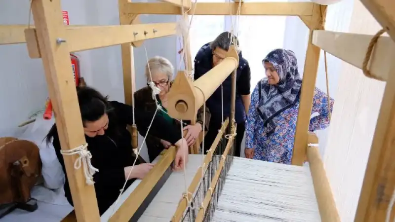 Antakya’da İpek El Dokumacılığı Kursu İle Geleneksel Miras Geleceğe Aktarılıyor