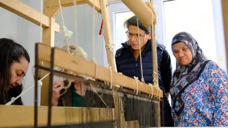 Antakya’da İpek El Dokumacılığı Kursu İle Geleneksel Miras Geleceğe Aktarılıyor