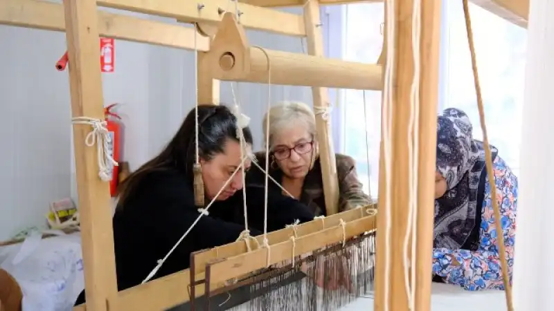 Antakya’da İpek El Dokumacılığı Kursu İle Geleneksel Miras Geleceğe Aktarılıyor