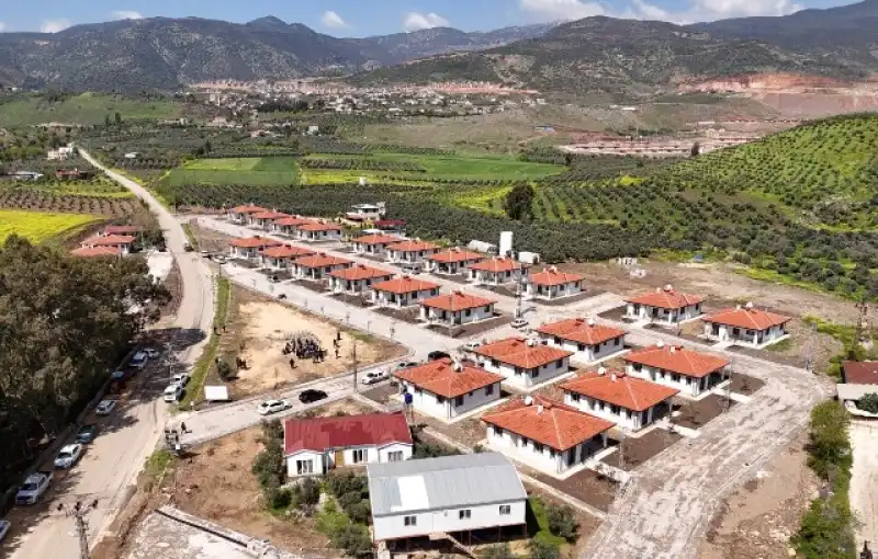 Kırıkhan Karamağara’da Köy Evleri Hak Sahiplerine Teslim Edildi