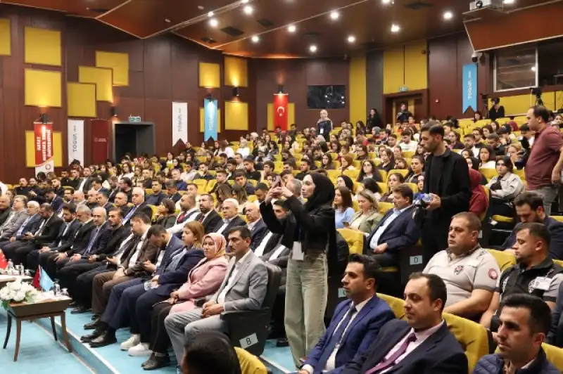 Başkan Öntürk Tügva İhtisas Akademi’de Gençlerle Buluştu