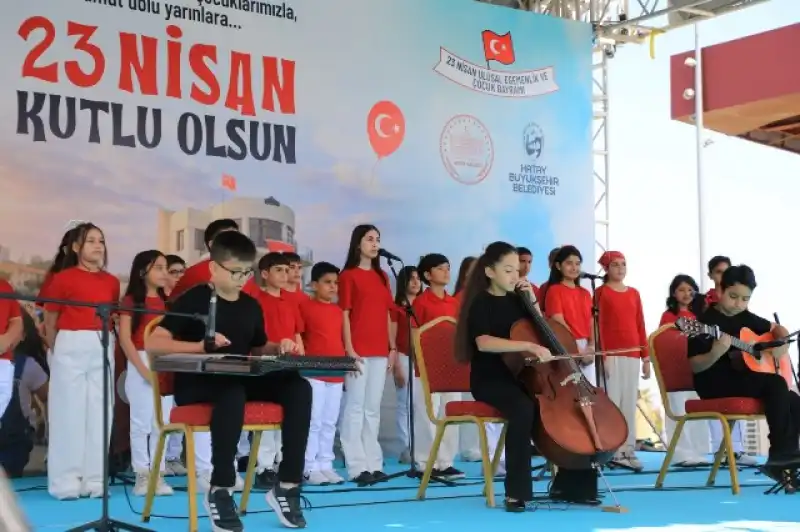 BAŞKAN ÖNTÜRK, 23 NİSAN’I ÇOCUKLARLA KUTLADI