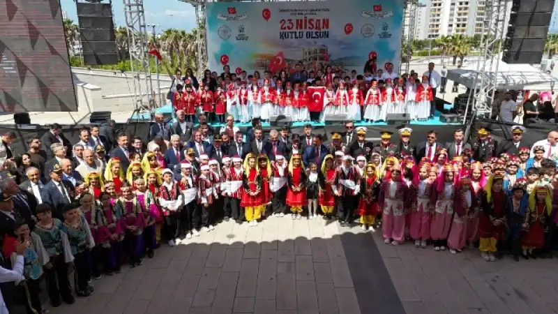 BAŞKAN ÖNTÜRK, 23 NİSAN’I ÇOCUKLARLA KUTLADI