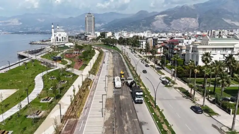 İskenderun Sahilde Yenileme Çalışmaları Sürüyor 