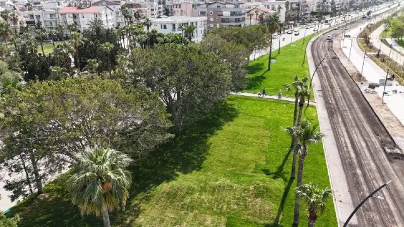 İskenderun Sahilde Yenileme Çalışmaları Sürüyor 