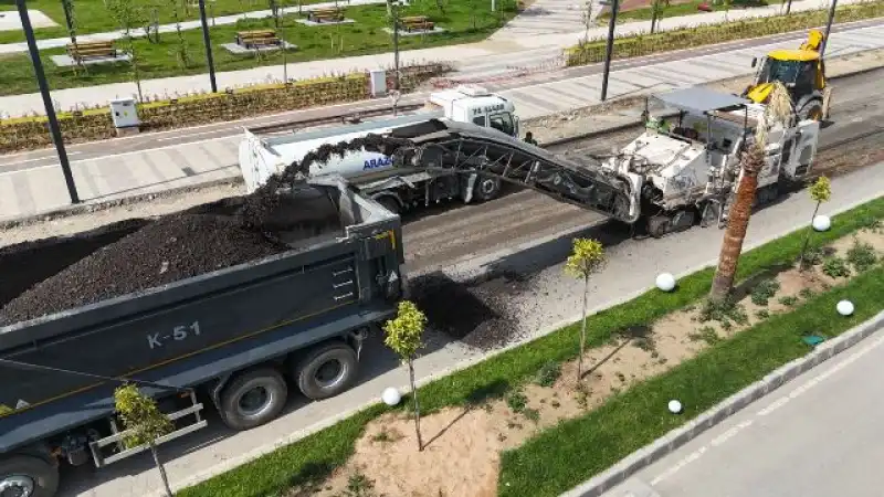 İskenderun Sahilde Yenileme Çalışmaları Sürüyor 