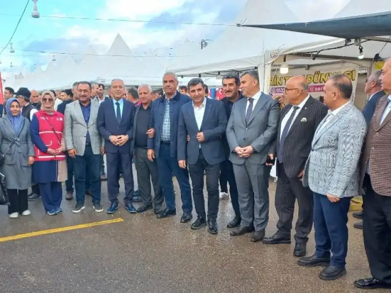 BAŞKAN YAPAR, KIRIKHAN’DA 3. KİTAP FUARI AÇILIŞINA KATILDI