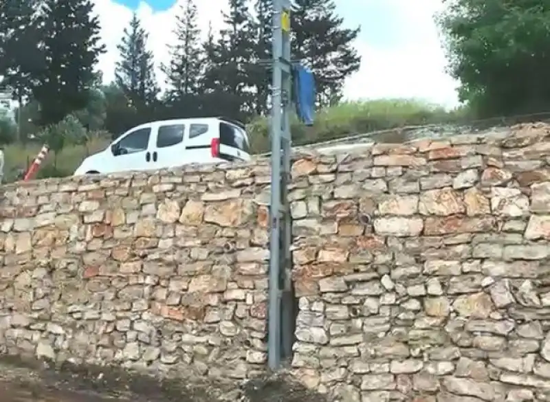 Başkan Çelik Sahada Tespit Etti, Delibekirli Mahallesi’nde İstinat Duvarı Çalışması Başlatıldı
