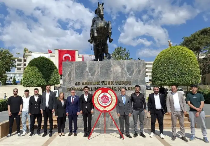 CHP Hatay İl Başkanlığı’ndan Atatürk Anıtı’na Çelenk