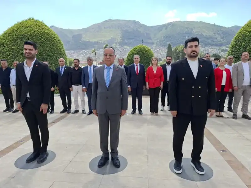 CHP Hatay İl Başkanlığı’ndan Atatürk Anıtı’na Çelenk