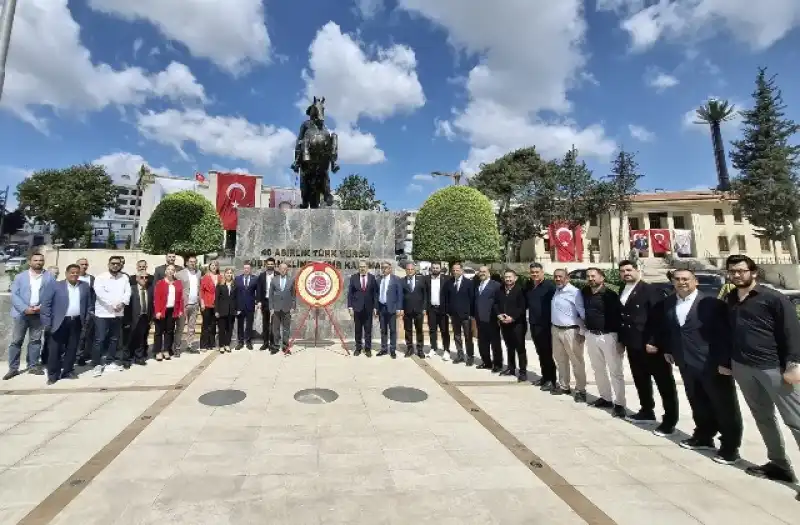 CHP Hatay İl Başkanlığı’ndan Atatürk Anıtı’na Çelenk