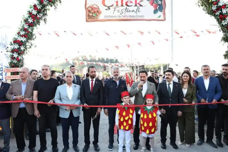 Yayladağı’nda Çilek Festivali Gururu!.. Toprağın Kırmızı Elması Coşkuyla Taçlandı 