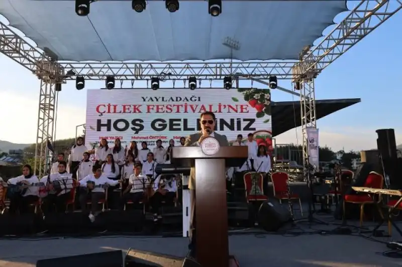 Yayladağı’nda Çilek Festivali Gururu!.. Toprağın Kırmızı Elması Coşkuyla Taçlandı