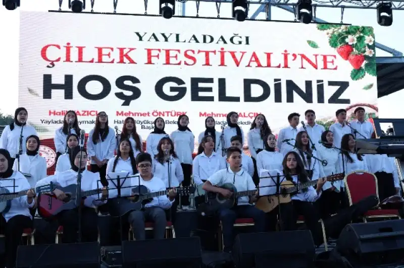 Yayladağı’nda Çilek Festivali Gururu!.. Toprağın Kırmızı Elması Coşkuyla Taçlandı 