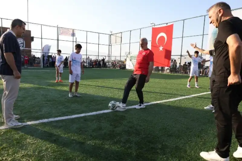 HBB’NİN HALI SAHALARI TURNUVAYLA HİZMETE AÇILDI
