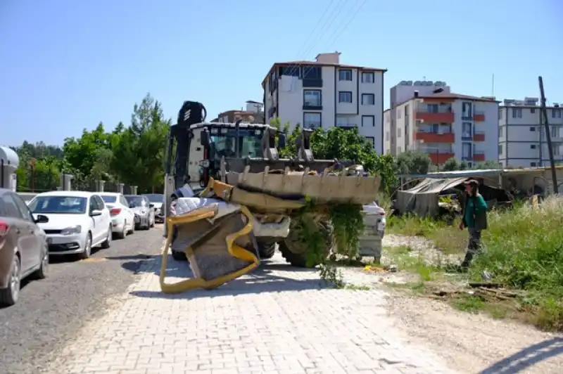 Defne Belediyesi Temizlik Hizmetlerini Aralıksız Sürdürüyor