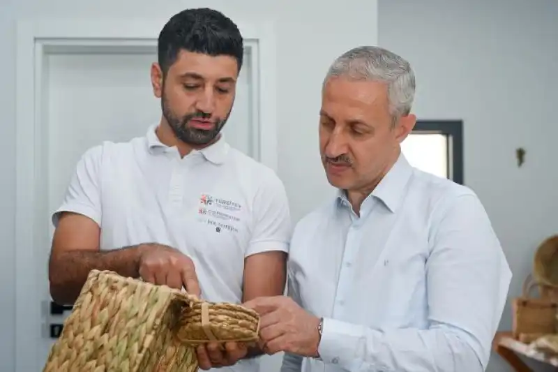 Rektör Eren, Asi Nehri Ve Gölbaşı Gölü'nde Yürütülen Su Sümbülü Rehabilitasyon çalışmalarını Yerinde Inceledi