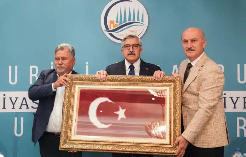 YAYMAN: “AK PARTİ KENDİSİYLE YARIŞMAKTADIR”