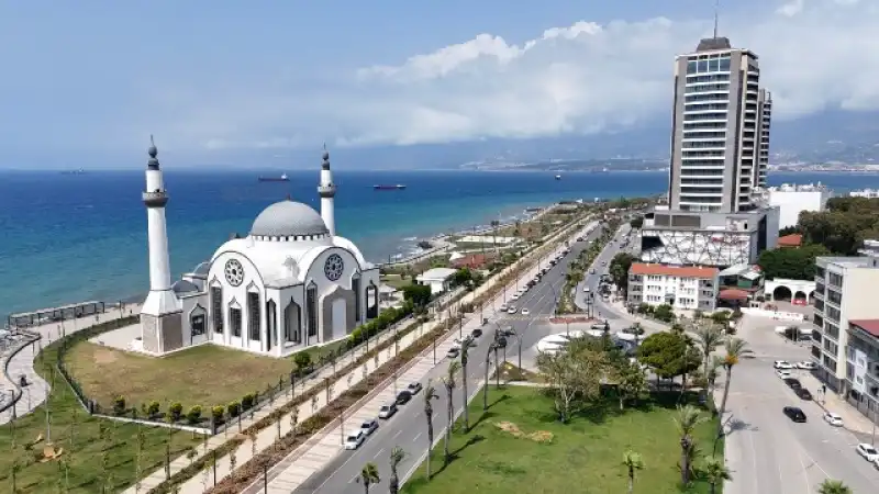 İSKENDERUN SAHİLİ RENKLİ ÇİÇEKLERLE SÜSLENDİ