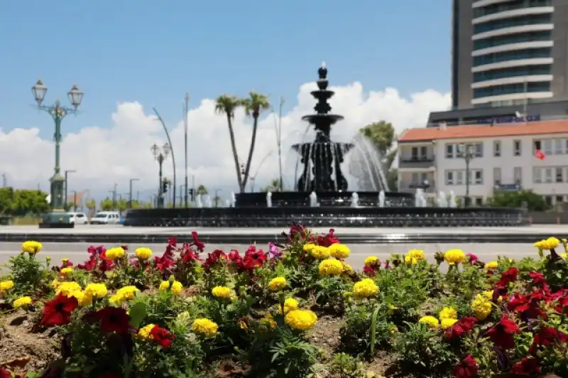 İSKENDERUN SAHİLİ RENKLİ ÇİÇEKLERLE SÜSLENDİ