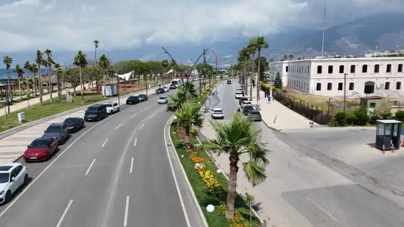 İSKENDERUN SAHİLİ RENKLİ ÇİÇEKLERLE SÜSLENDİ