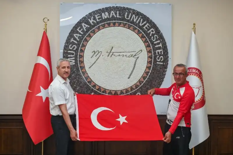 Deprem Şehitleri Anısına Pedal Çeviren Orhan Kotluk’tan Rektör Eren'e Ziyaret