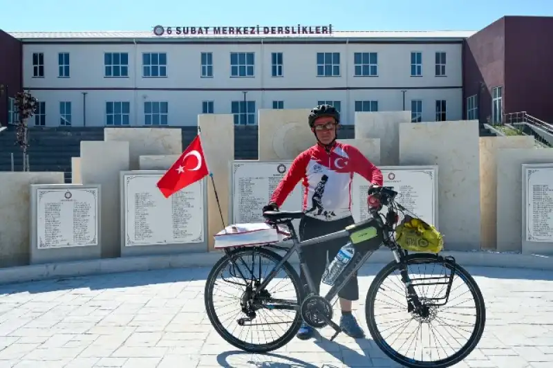 Deprem Şehitleri Anısına Pedal Çeviren Orhan Kotluk’tan Rektör Eren'e Ziyaret