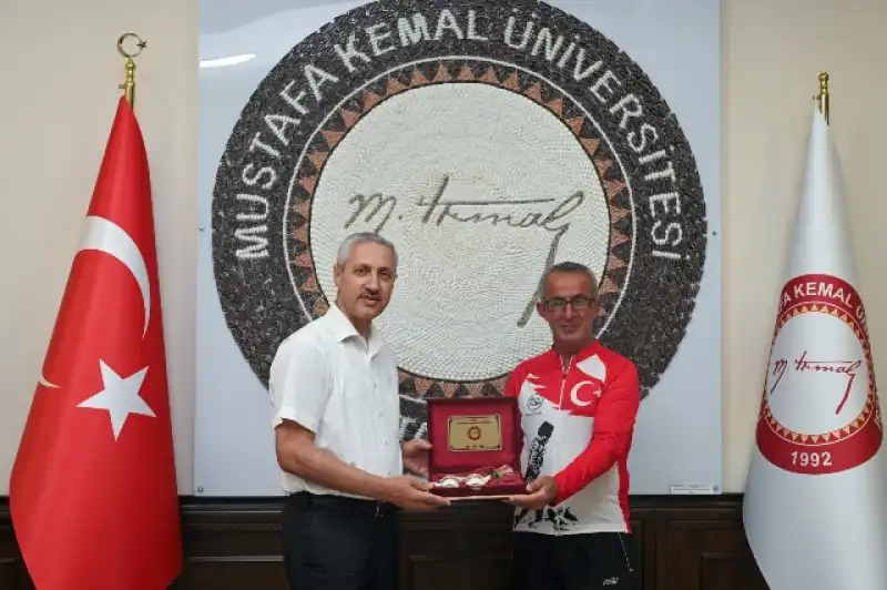 Deprem Şehitleri Anısına Pedal Çeviren Orhan Kotluk’tan Rektör Eren'e Ziyaret